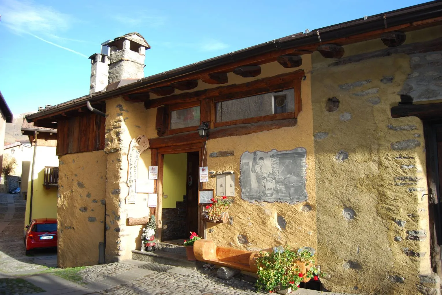 L'agriturismo nel borgo di Villa Dalegno La casa in pietra dell'Agriturismo Belotti nel borgo di Villa Dalegno