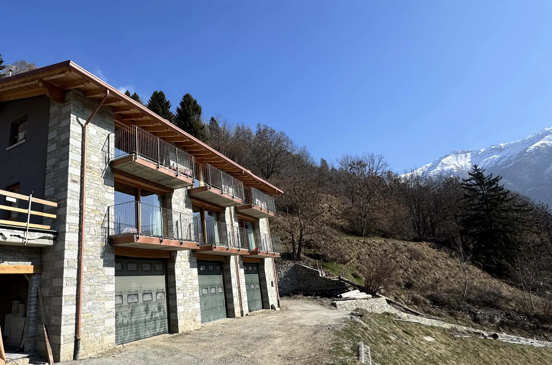 La palazzina in pietra dei nuovi appartamenti La palazzina in pietra dei nuovi appartamenti