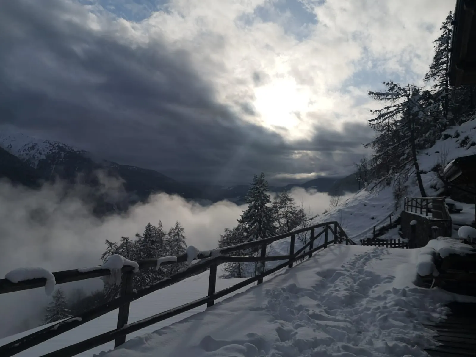 Mare di nuvole sulla Val Camonica La Baita Belotti innevata con il mare di nuvole sulla Val Camonica