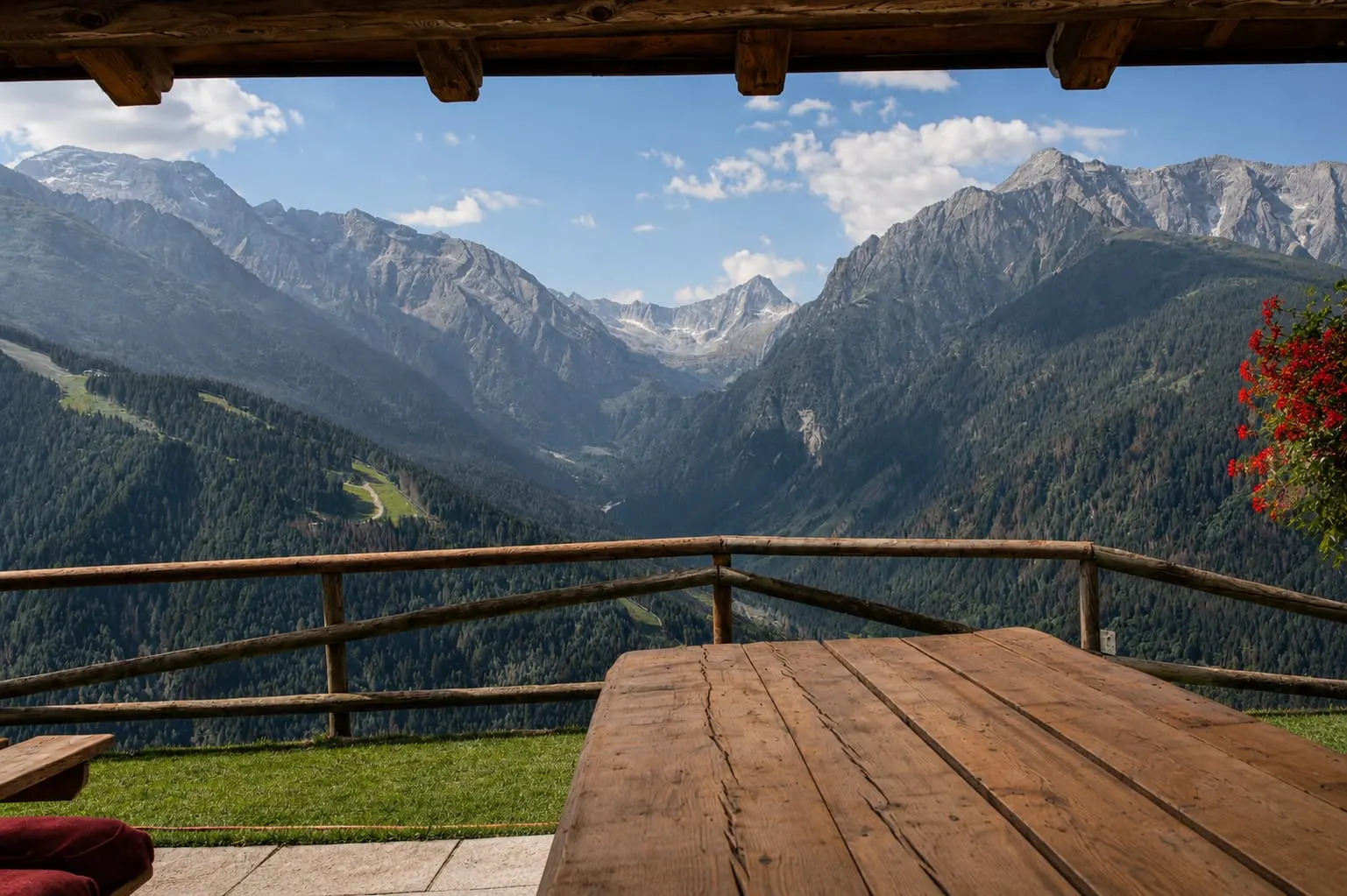 Il tavolo sulla terrazza della baita, davanti alle montagne Il tavolo sulla terrazza della baita, davanti alle montagne