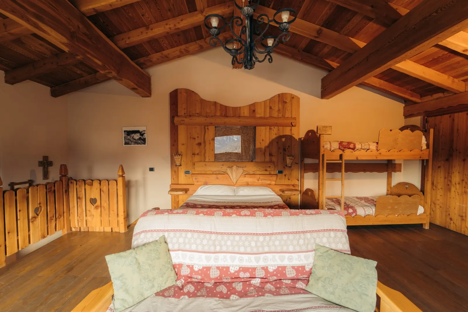 Una camera tutta in legno della baita Una camera tutta in legno della baita