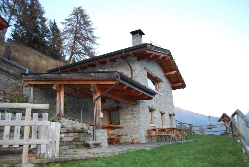 La Baita Belotti con il porticato e i tavoli sul prato La Baita Belotti con il porticato e i tavoli sul prato