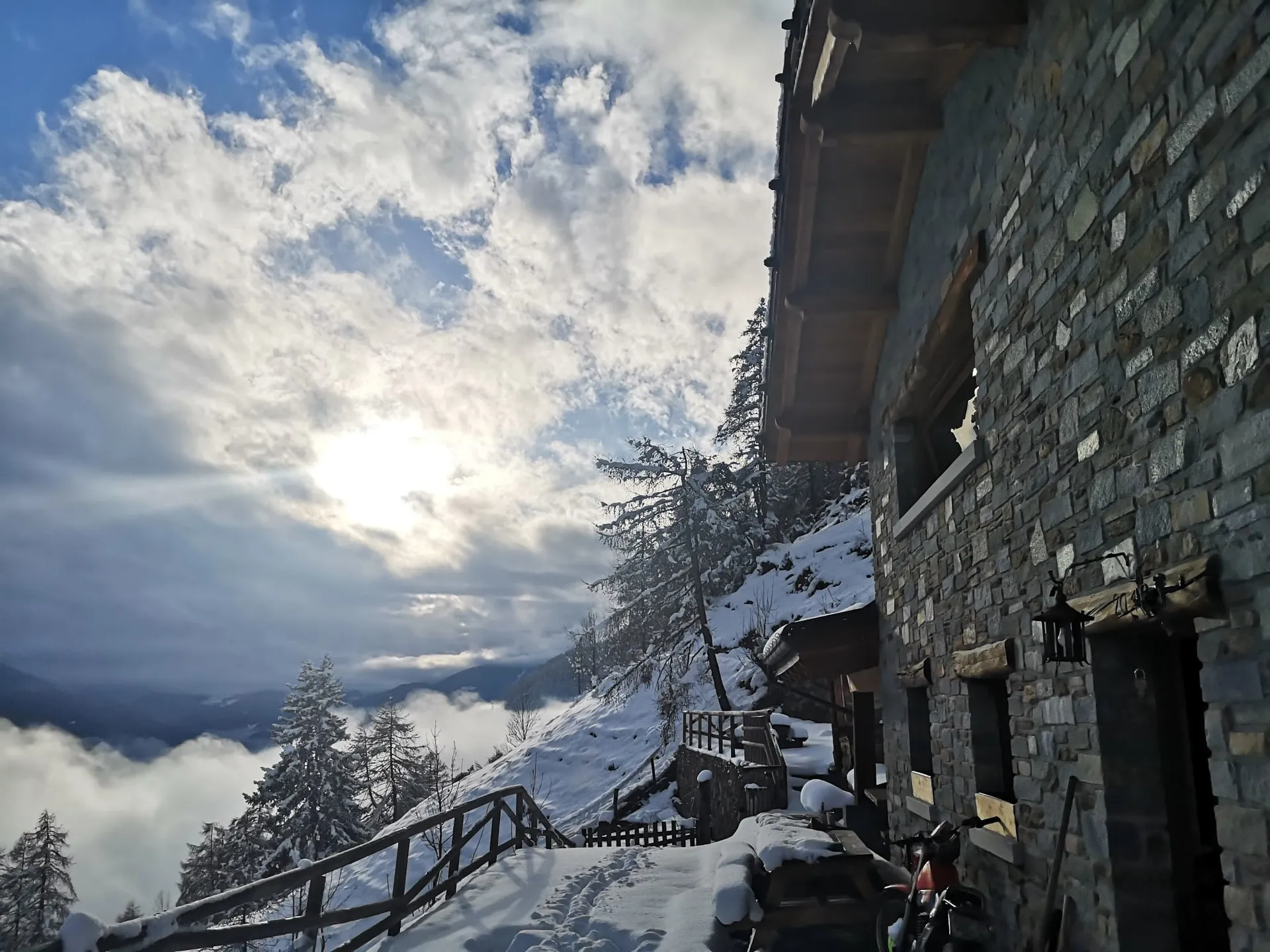 Lo chalet imbiancato dalla neve Lo chalet imbiancato dalla neve