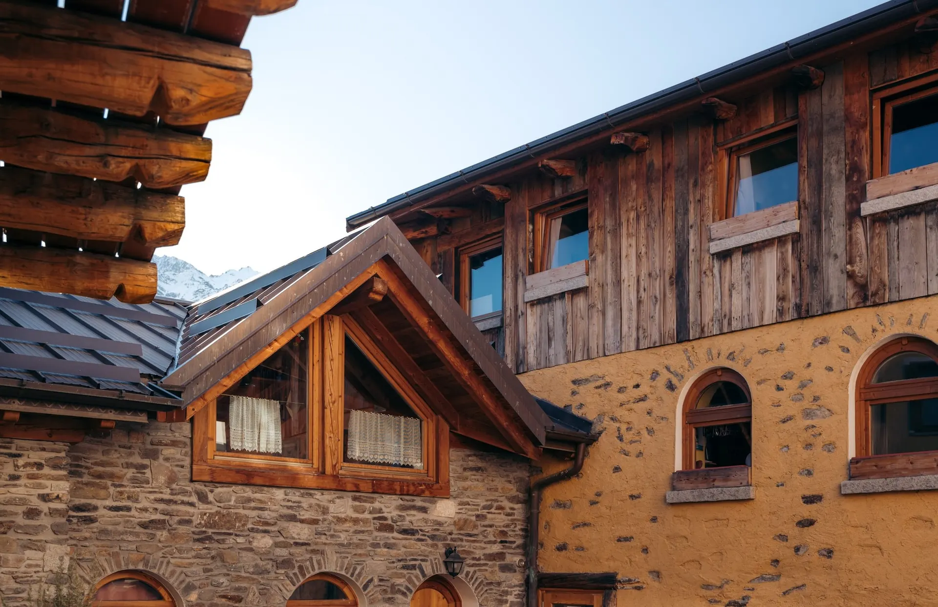 L'Agriturismo Belotti nel borgo di Villa Dalegno La casa in pietra, legno e intonaco dell'Agriturismo Belotti, nel borgo di Villa Dalegno
