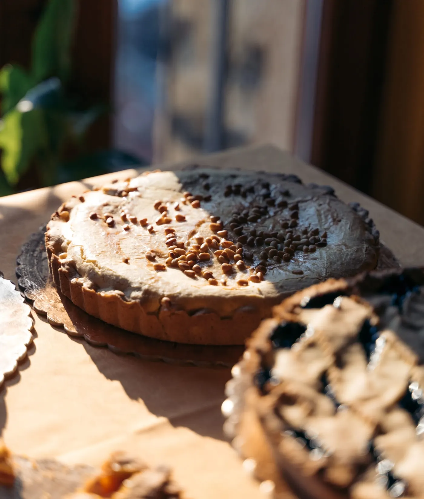 I dolci fatti in casa Una crostata fatta in casa appena sfornata
