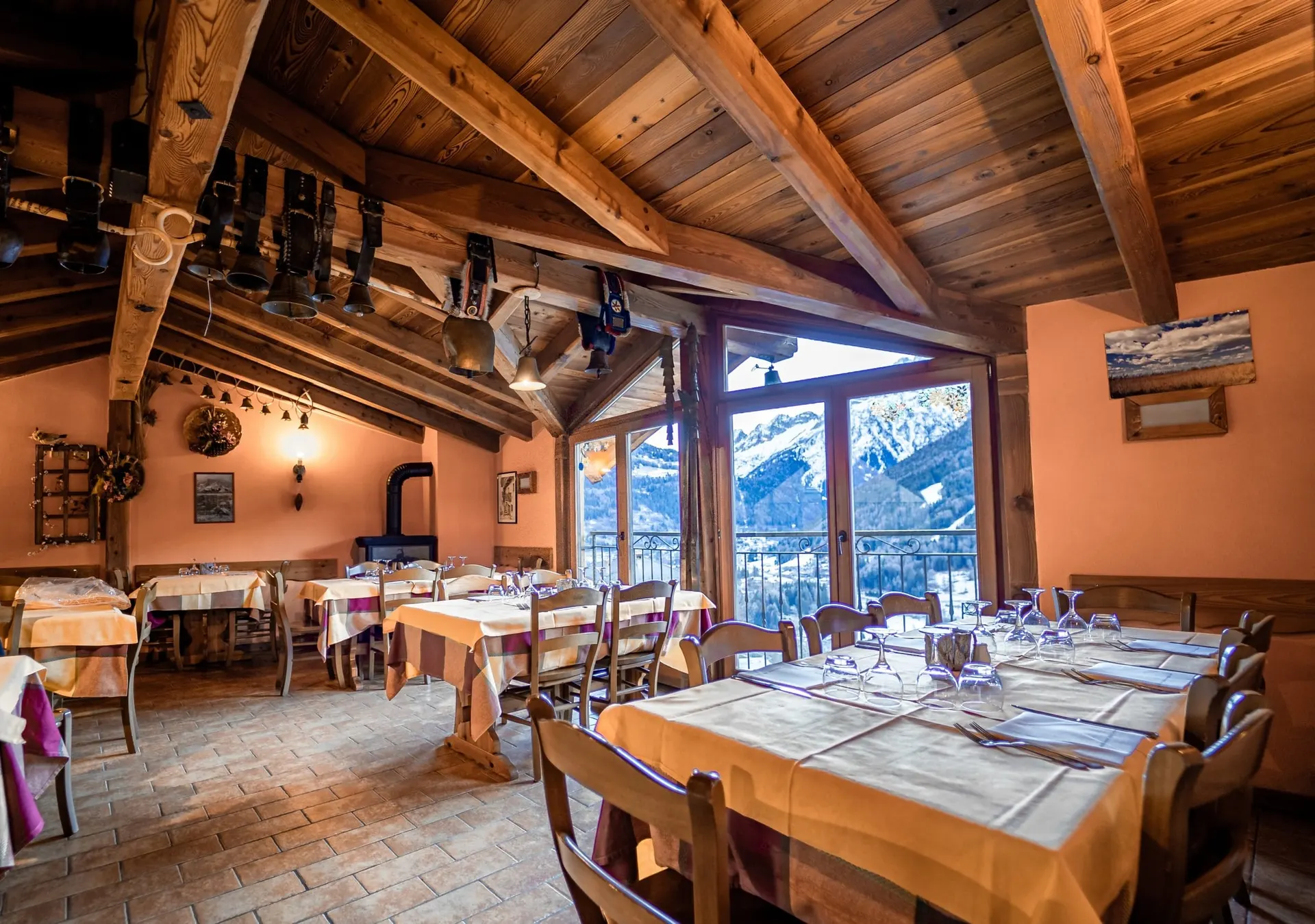 La sala panoramica sotto il tetto in legno La sala panoramica sotto il tetto in legno