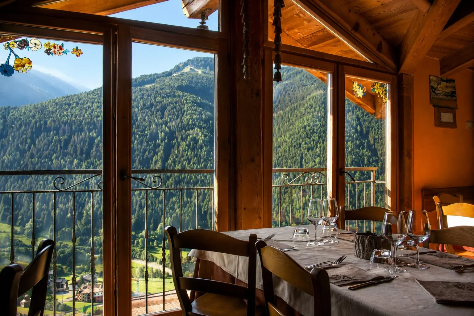 La sala panoramica La sala panoramica del ristorante, con le vetrate aperte sulla valle