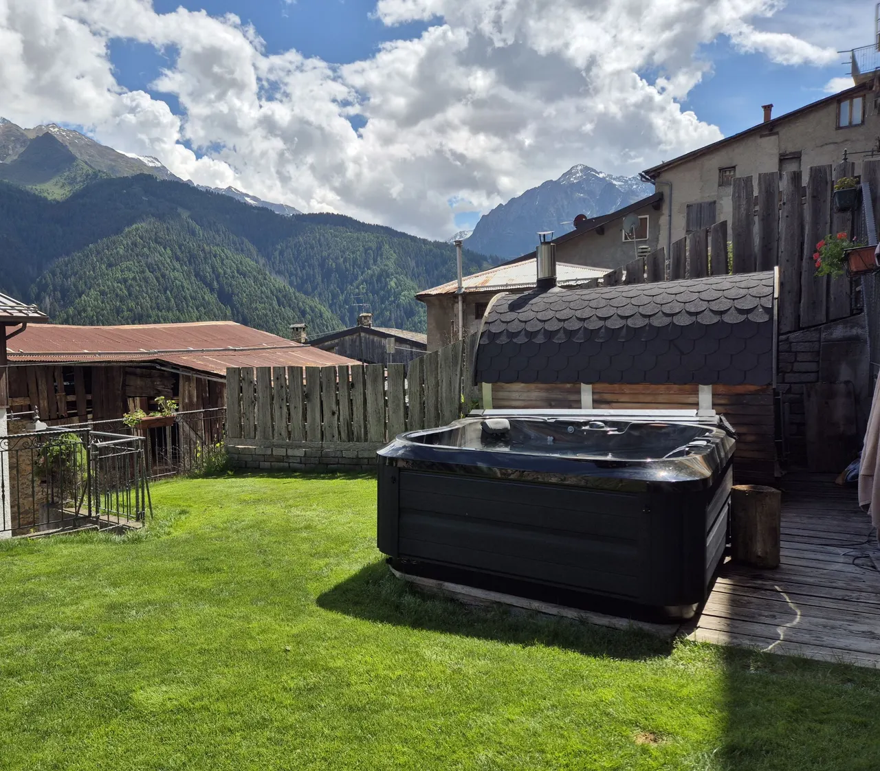 Sauna a botte e vasca ad acqua calda in giardino Sauna a botte e vasca ad acqua calda nel giardino dell'Agriturismo Belotti, con le montagne sullo sfondo