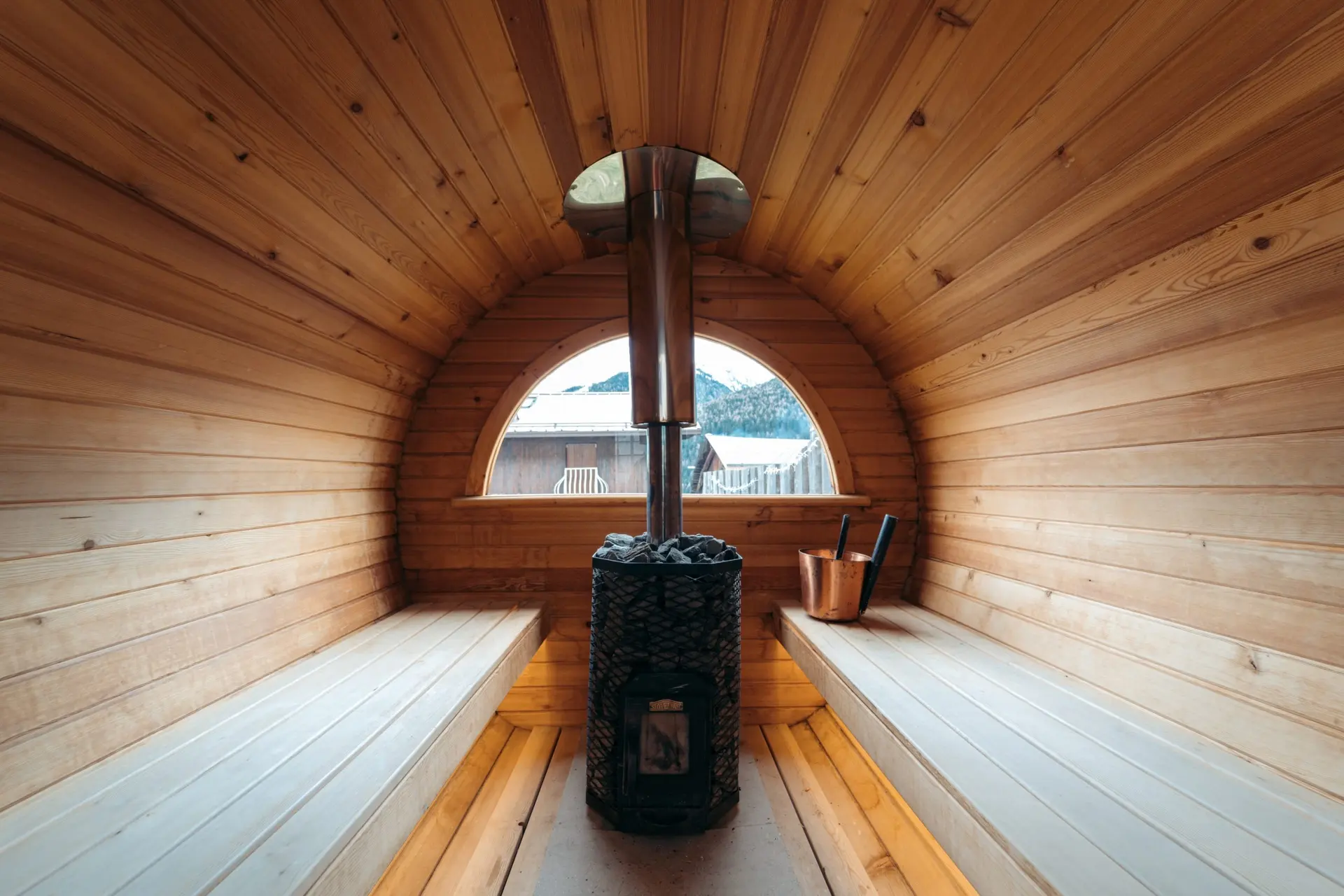 Dentro la sauna a botte L'interno in legno della sauna a botte
