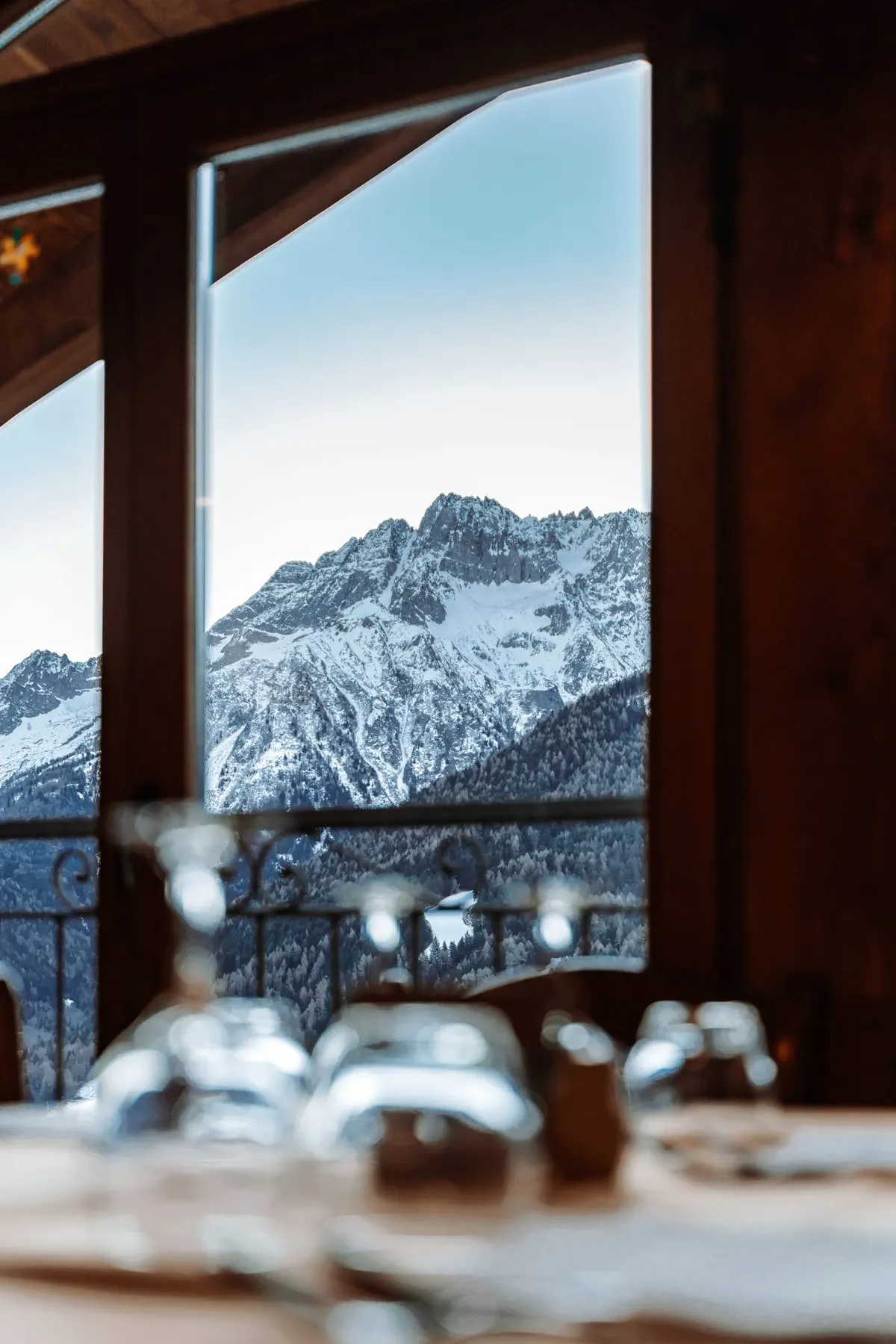 Le cime innevate viste dalla finestra della sala Le cime innevate viste dalla finestra della sala